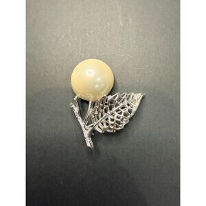 Vintage Sarah Coventry Silvertone Floral Brooch w/ Large Faux Pearl (1970s)